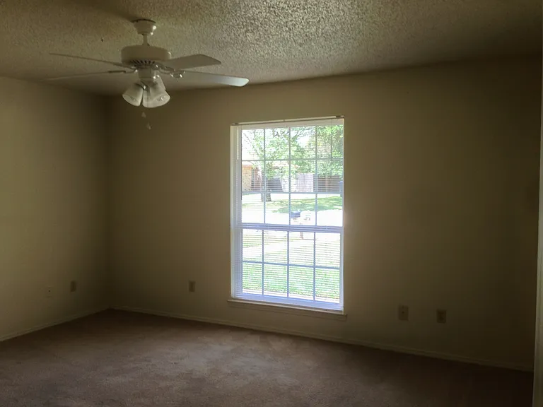 1404 Chapel Ridge Rd — Photo 4