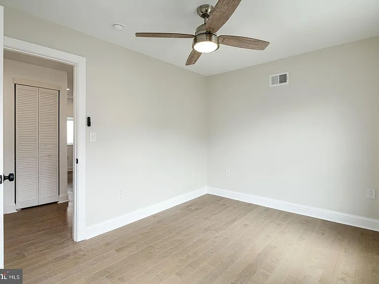 2409 Catharine St — Photo 15