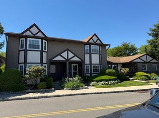 90 Quail Run Dr, Deer Park, NY 11729