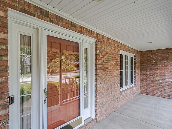 4th image of 8053 Bridgehampton Dr