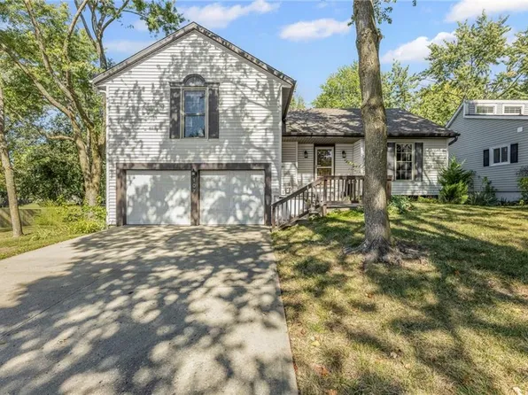 107 E Nelson Cir, Olathe, KS 66061