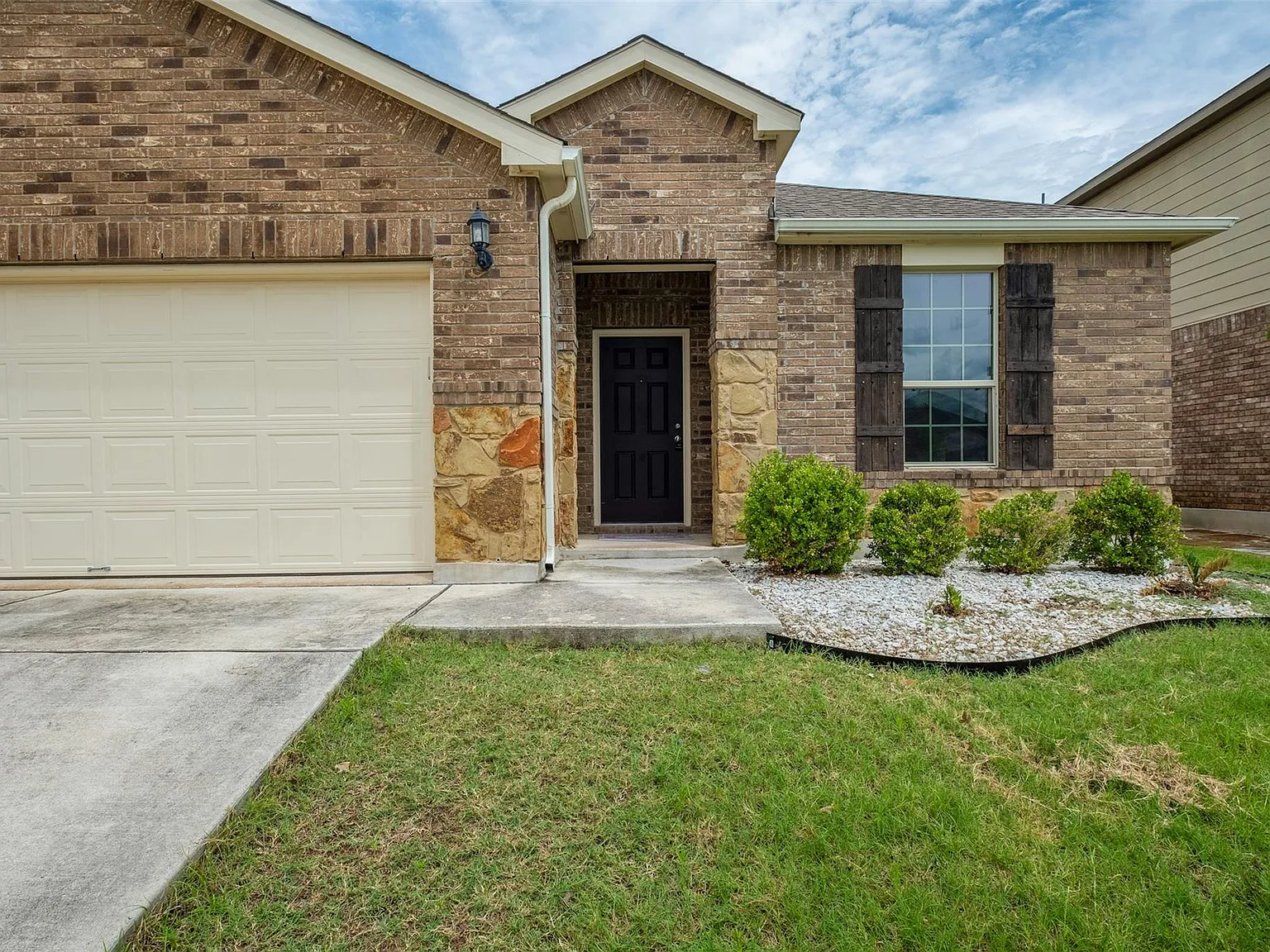 3 bed, 2.0 bath, 1690 sqft, $1,950 — Photo 3