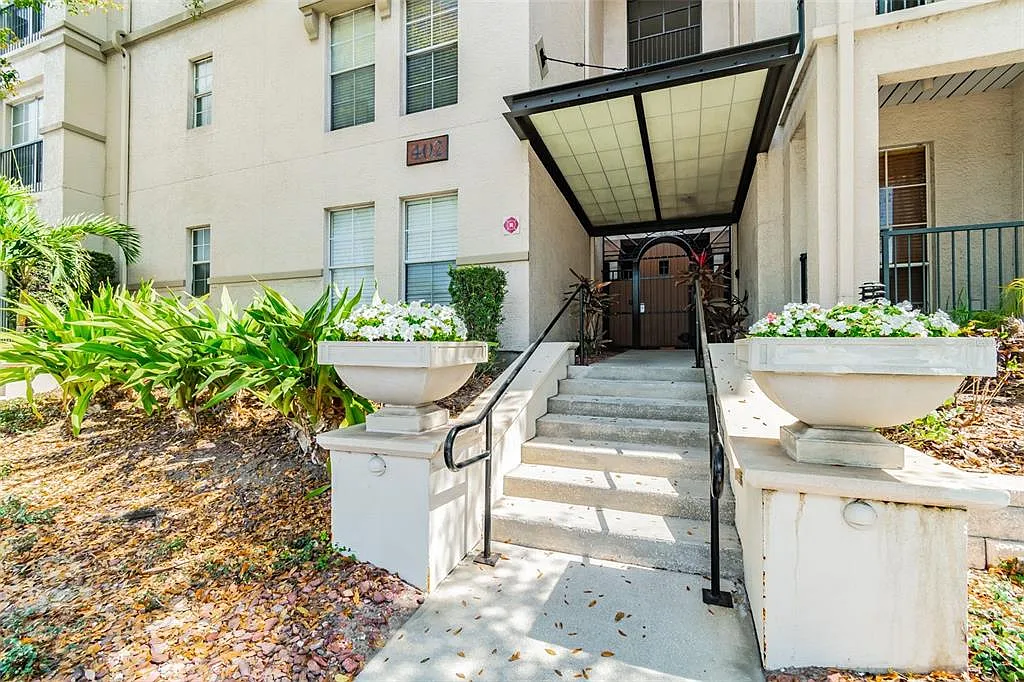 Building Photo - 402 S Armenia Ave #116