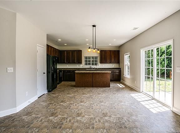 2nd image of 11027 Kinnairds St