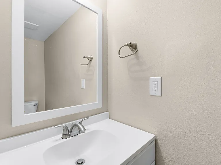 2710 Hearthwood Ln — Photo 8