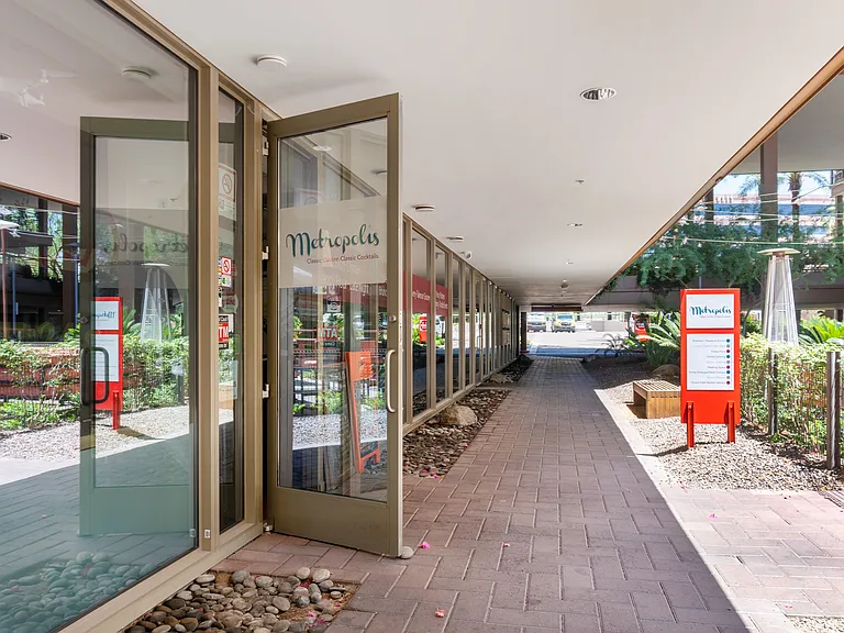 On-site restaurant, Metropolis