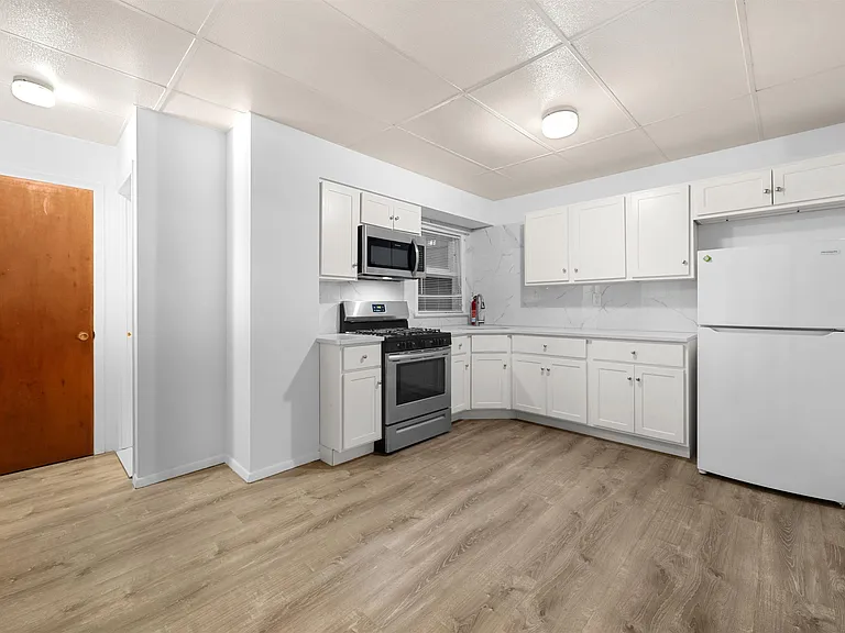 40 W 52nd St #1F — Photo 2