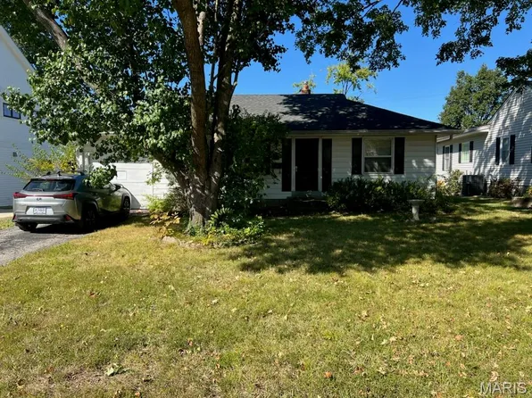 923 Poinsetta Ln, Saint Louis, MO 63122