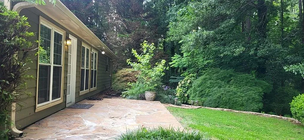 3 bed, 3.0 bath, 2012 sqft, $2,450 — Photo 3