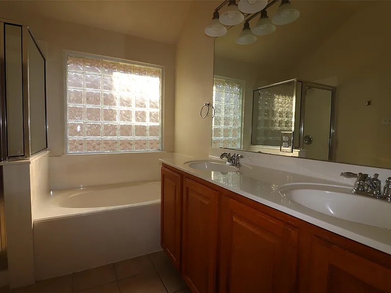 806 Zappa Dr — Photo 5