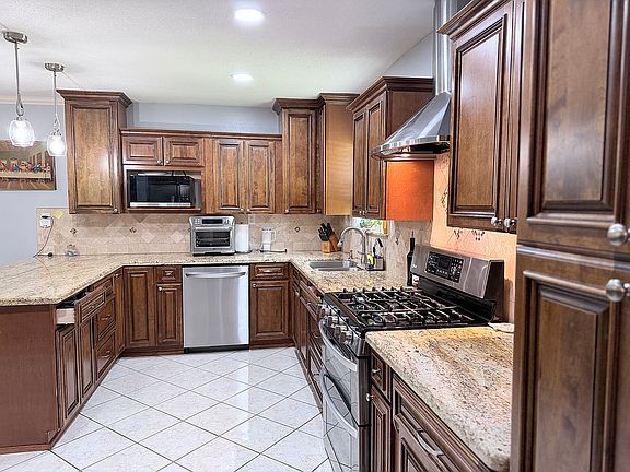 5th image of 1402 Pine Ln