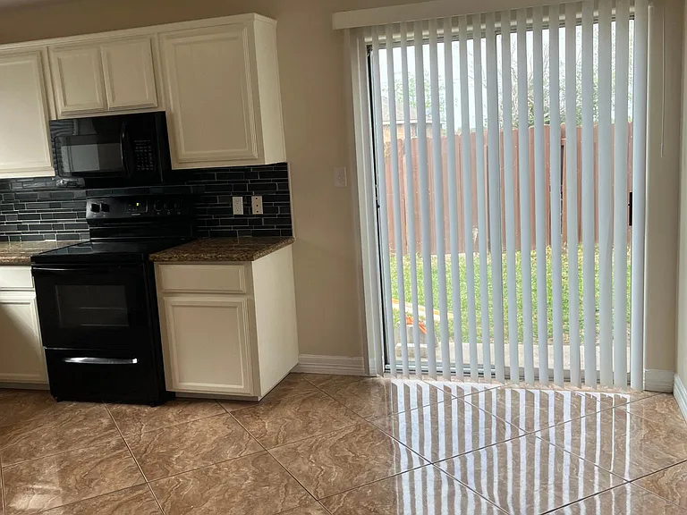 18195 King Palm Dr — Photo 17