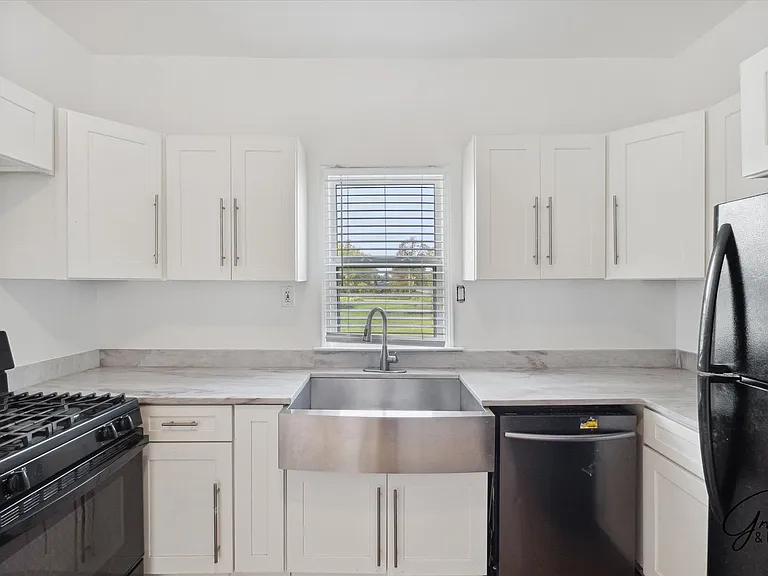 242 Harmon St — Photo 15