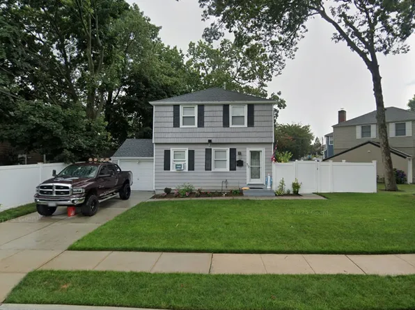 10 Dunstan Dr, Merrick, NY 11566
