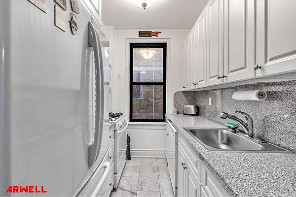 Rented by Arwell Realty | media 8