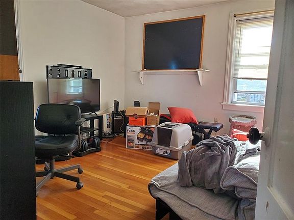5th image of 70 Hedley Ave