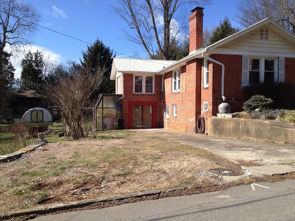 This driveway is primerily for the tennants use
