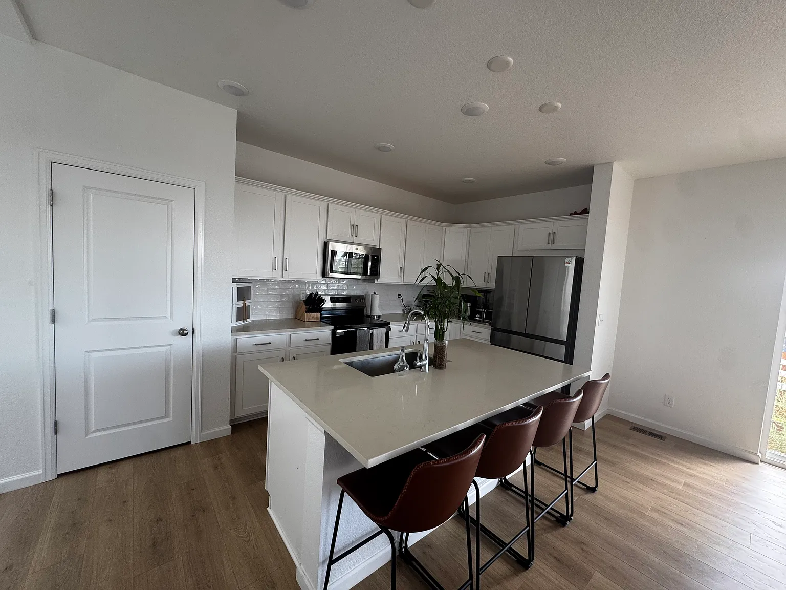 4 bed, 3515 sqft, $1,000 — Photo 2