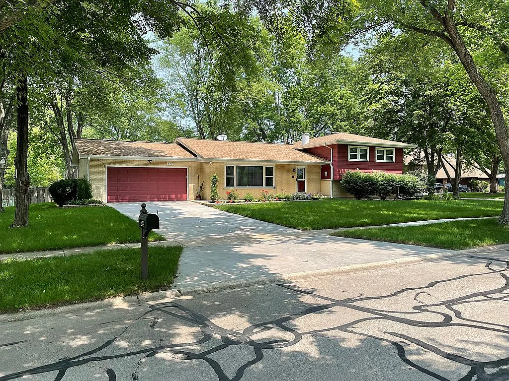 333 Waxwing Ave photo 1