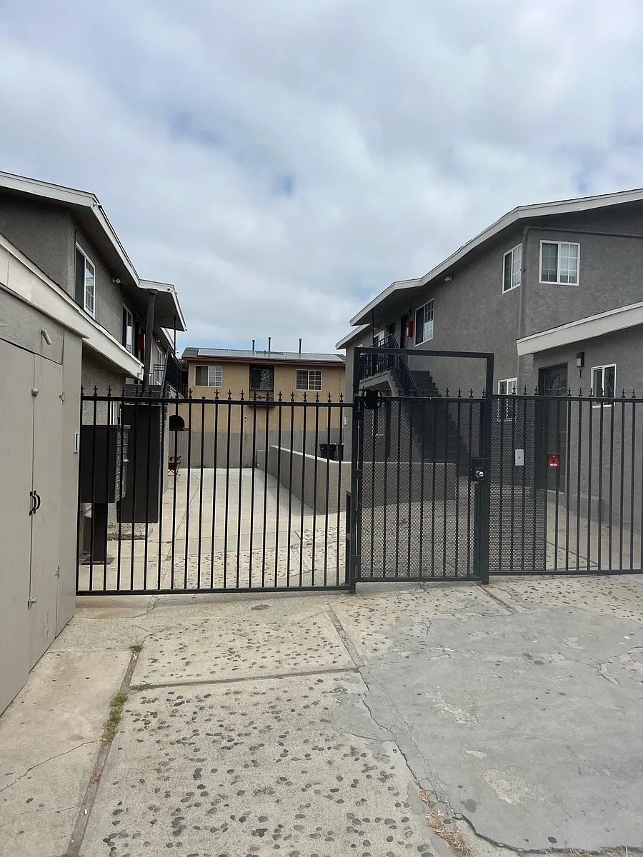 Building Photo - 3756 Ocean View Blvd #1