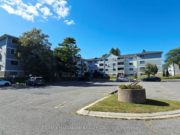 214 Viewmount Dr #101, Ottawa, ON K2E 7X3