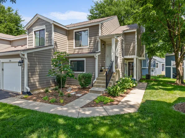 126 Manchester Ct, Schaumburg, IL 60193