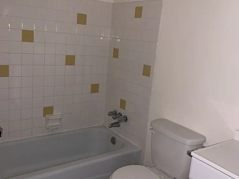 Tudor Heights Apartments — Photo 14