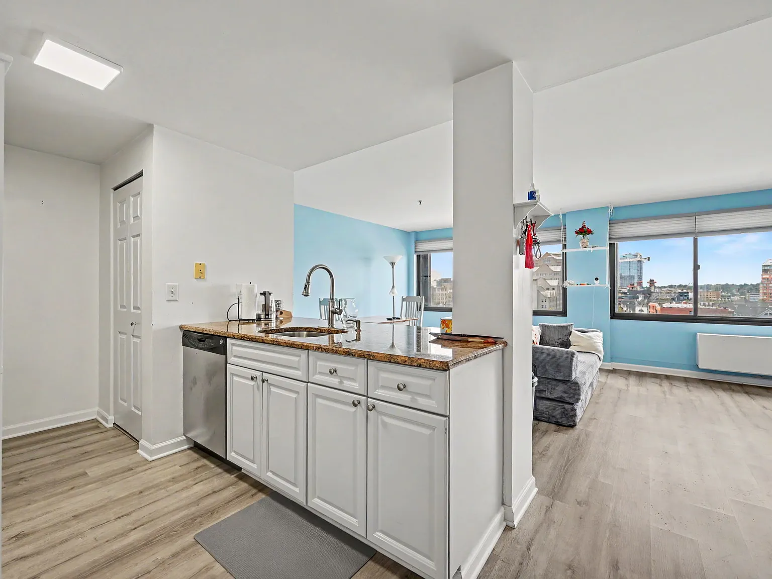 1 bed, 677 sqft, $2,400 — Photo 3
