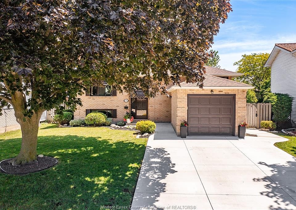 1st image of 384 Amberly Cres
