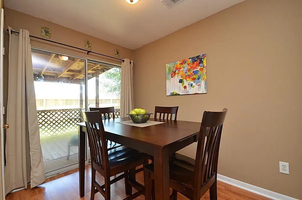 3 bed, 2.0 bath, 1152 sqft, $1,600 — Photo 3
