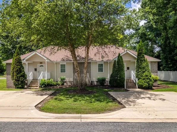 206 Harris St, Blackstone, VA 23824