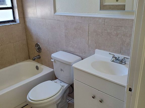 4th image of 224 NW 12th Ct Unit 1