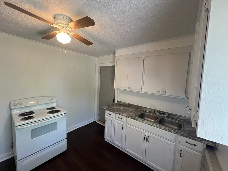 621 W Jones Ave #B — Photo 11