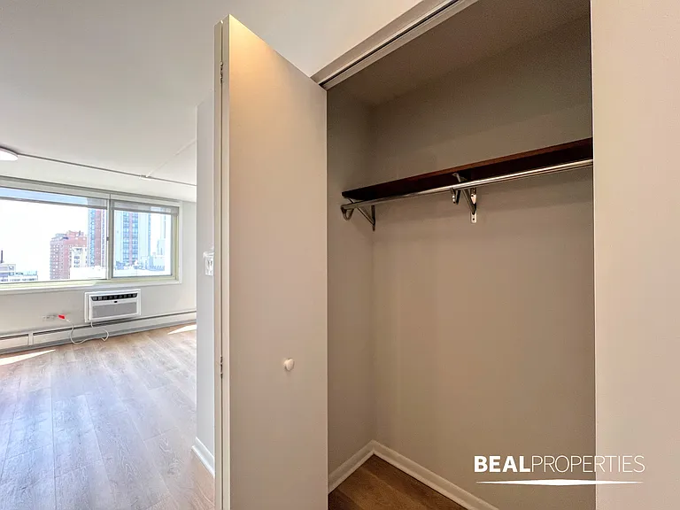 1344 N Dearborn — Photo 33