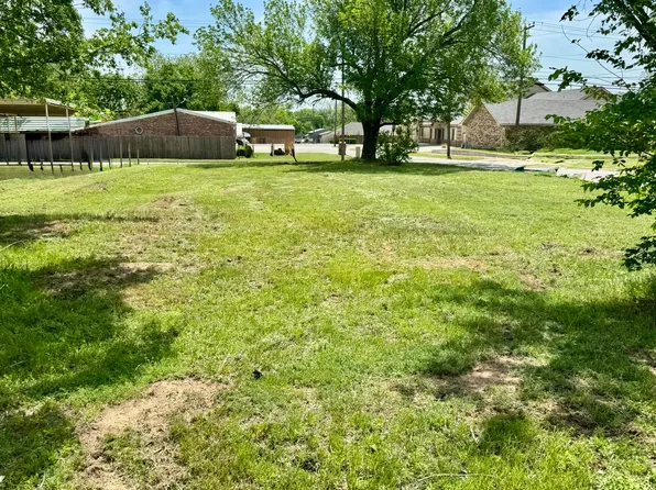 900 N Mason St, Bowie, TX 76230