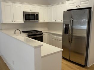 2 Dearfield Dr APT 2F, Greenwich, CT 06831