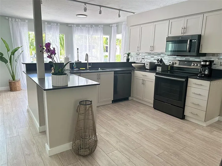 1723 Stanford Ln — Photo 11