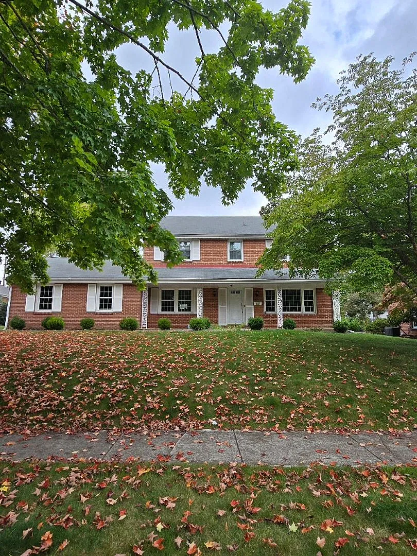 Lovely Colonial Home in Sharpley — Photo 2