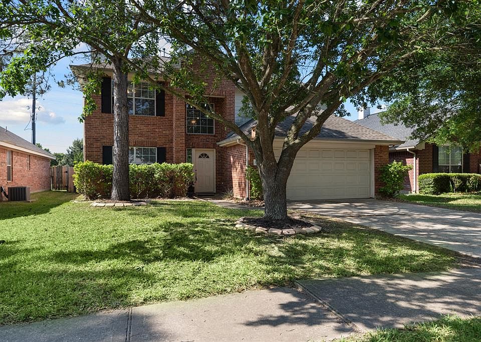 Welcome home to 11931 Piney Bend Drive in Pinecrest Forest.