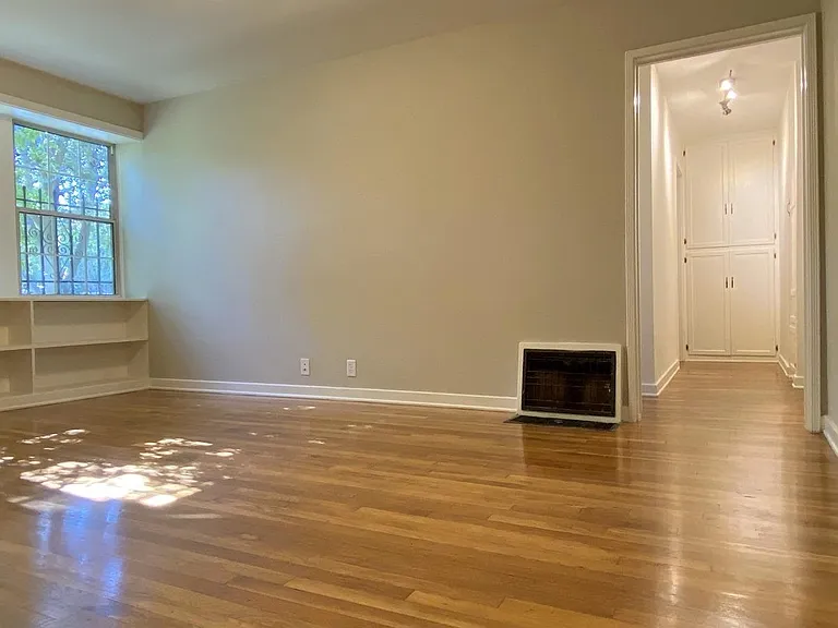 1862 N Kingsley Dr — Photo 4