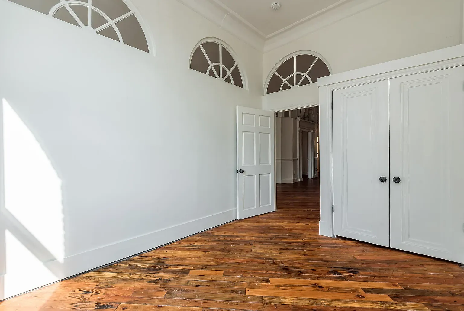 102 W Summit Hill Dr — Photo 4