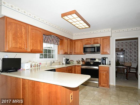 3rd image of 8102 Oak Crest Ln