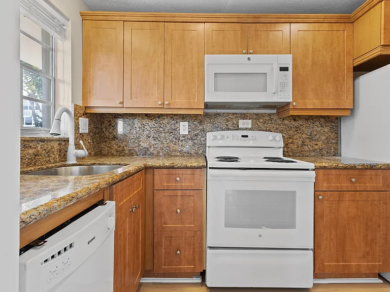 1965 SE 5th Ct #104 — Photo 10