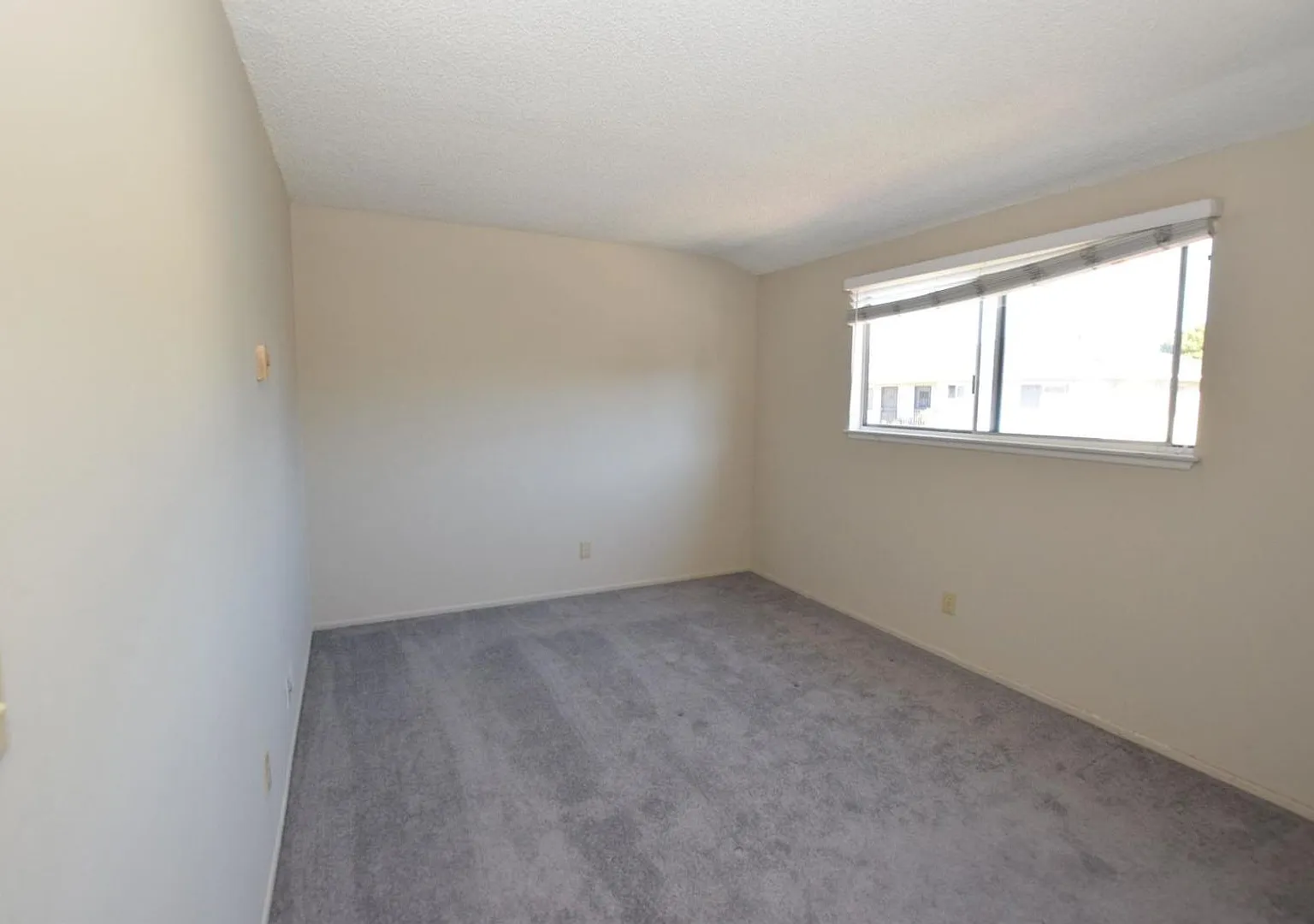 Popular Victoria Avenue Penthouse — Photo 2