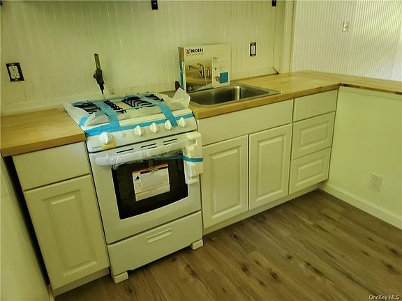 3rd image of 607 Towners Ct