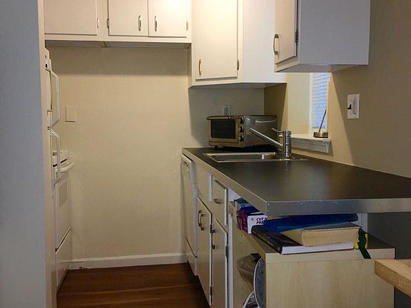 Kitchen with breakfast bar