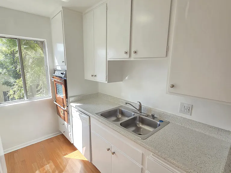13813 Oxnard — Photo 16