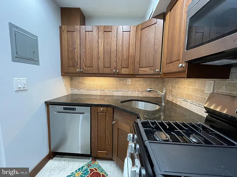 61 G St SW #B — Photo 11