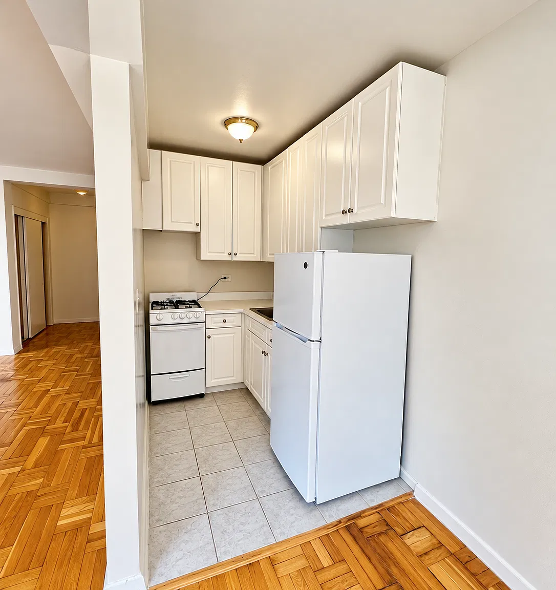250 E 39th St — Photo 3