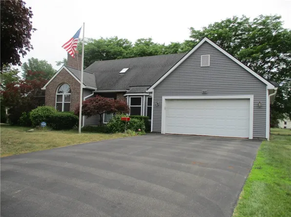 365 Longbush Ln, Webster, NY 14580